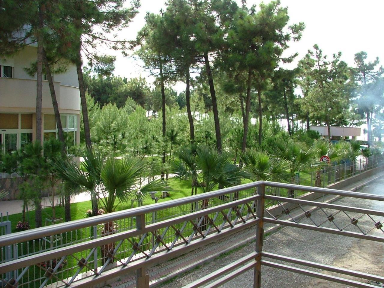 Hotel Dollari Kryemëdhenji Exterior photo